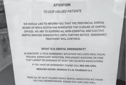  ?? ERIC WYNNE • THE CHRONICLE HERALD ?? A notice is posted on the door to the Hillside Family Dental in Dartmouth.