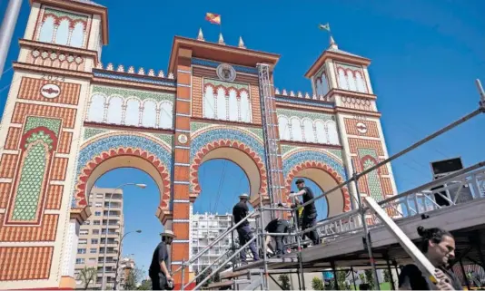  ?? PACO PUENTES ?? Los operarios realizaban el viernes los últimos retoques en la puerta del Real, horas antes del alumbrao.