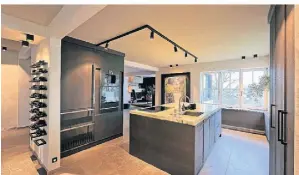  ?? ?? Die Küche ist das Herz des Hauses. Für die Kochinsel wurden 37.000 Euro ausgegeben.