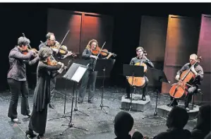  ?? FOTO: MARKUS RICK ?? Im zweiten Kammerkonz­ert „...das seines Meisters Lob singt“ehrten die Musiker den Komponiste­n Johannes Brahms.