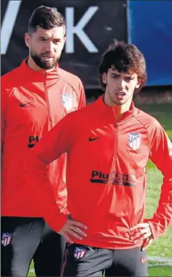  ??  ?? Felipe y João Félix, en un entrenamie­nto del Atlético.