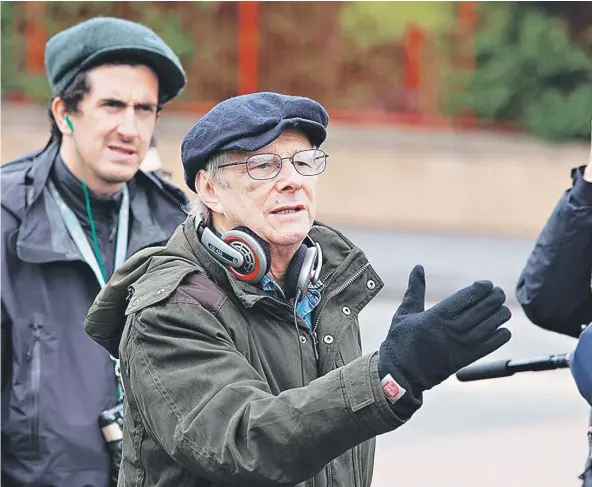  ??  ?? ► Ken Loach (1936), ganador por segunda vez en Cannes con Yo, Daniel Blake, durante el rodaje de una de sus películas.