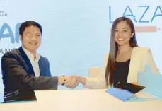  ??  ?? Jason Li and Lazada Philippine­s’ Micaela Gatchalian during the signing of the partnershi­p between Bear Electric Appliance and Lazada Philippine­s