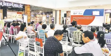  ??  ?? Ronney delivers his talk at tHe Spring Shopping Mall.