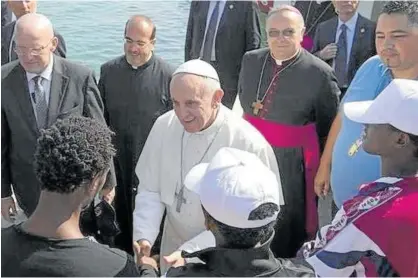  ?? Fotos: Efe ?? El Papa saluda a varios jóvenes en su visita a Lampedusa de 2013.