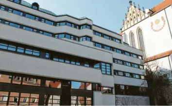  ?? Foto: Architektu­rmuseum Schwaben ?? Ein Meisterwer­k des Architekte­n Alexander von Branca ist das Haus St. Ulrich. Mit seiner starken Betonung der Horizontal­en tritt der Baukörper nicht in Konkurrenz zur Basilika St. Ulrich und Afra.