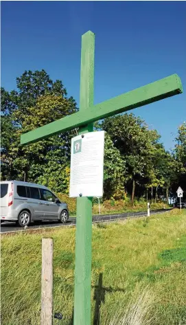  ?? FOTO: PETER CISSEK ?? „Respektier­t die Arbeit der heimischen Landwirte. Sonst ist die Existenz der Betriebe hier bedroht und der ländliche Raum wird geschwächt“, lautet die Botschaft von drei Landwirte, die sie mit einem Grünen Kreuz nahe Görkwitz senden wollen.