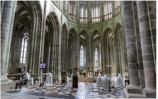  ??  ?? Je n’étais pas censé prendre cette photo, mais je suis heureux de l’avoir fait. Ça me permet de vous montrer les lieux, magnifique­s, et les frères et soeurs qui les habitent, en pleine prière.