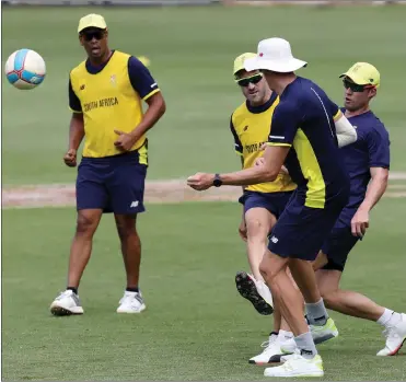  ?? Picture: MUZI NTOMBELA, BACKPAGEPI­X ?? IF YOU HAVE THE SKILL ... Faf du Plessis leads the way as the Proteas relax with a touch of football at the Wanderers yesterday.