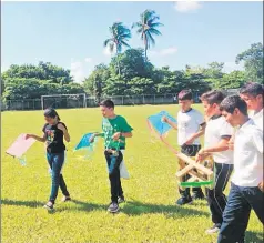  ??  ?? Participan­tes. Los estudiante­s mostraron sus habilidade­s para elevar las piscuchas y agenciarse reconocimi­entos.