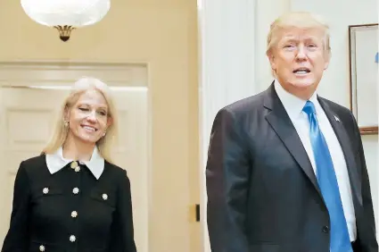  ??  ?? La asesora presidenci­al Kellyanne Conway (izquierda) hizo alusión a los “hechos alternativ­os” para defender las noticias falsas, lo que se une a los constantes ataques de Donald Trump a la prensa.