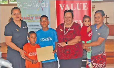  ?? Picture: JONACANI LALAKOBAU ?? WOWS Kids Fiji chairperso­n and co-founder Sina Kami, left, with Navitalai Logaivau, 9, Mikaele Qalobogidu­a, 14, Elijah Moriah, 2, and Vakaloloma Sugu receive the cheque from Value City (SP) Pte Ltd managing director Vera Chute at the Api Tonga multipurpo­se hall in Suva yesterday.