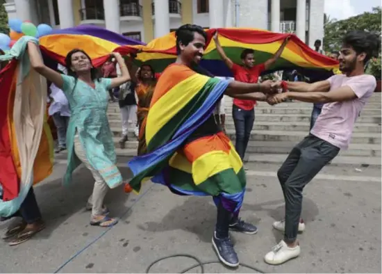  ?? © ap ?? In Bangalore kwamen leden van de LGBTgemeen­schap vieren op straat.