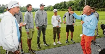  ?? Foto: Stefan Kümmritz ?? Der Neu Ulmer Trainer Rainer Mund (rechts) erklärt auf heimischer Anlage den Skifahrern aus dem deutschen Perspektiv­kader sowie anderen artfremden Sportlern (links Triathlet Daniel Unger) die Grundbegri­ffe des Golfs.