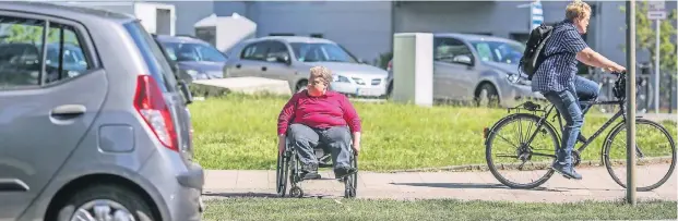  ?? RP-FOTO: HANS-JÜRGEN BAUER ?? Rollstuhlf­ahrerin Sarina Fecke vermisst einen Überweg über die Grafenberg­er Allee auf der Höhe Louise-Reiner-Straße. Die nächsten Ampeln sind weit entfernt.