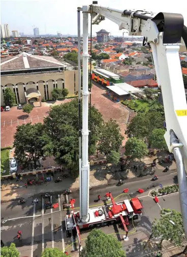  ?? DITE SURENDRA/JAWA POS ?? MENJULANG: Supaya tidak kelamaan menganggur, truk Bronto Skylift diujicobak­an di Jalan Raya Dukuh Kupang kemarin (4/7).