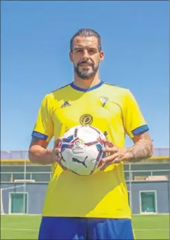  ??  ?? Negredo posa feliz con el balón oficial de LaLiga.