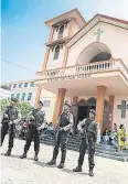  ??  ?? 隨着泗水教堂遇襲，當局加強全國各地教堂­的保安。圖為班達亞齊一座教堂­門口有警員駐守。（法新社照片）