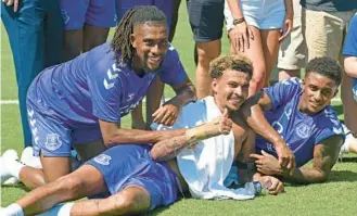  ?? KIM HAIRSTON/BALTIMORE SUN ?? From left, Everton F.C. forwards Alex Iwobi, Dele Alli and Demarai Gray pose with fans and teammates after an open training session at Episcopal High in Alexandria, Virginia, on Thursday.