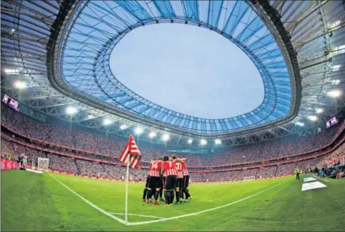  ??  ?? PIÑA ROJIBLANCA. Los leones abrazan a Mikel Balenziaga tras su gol, el primero que logra en el Athletic en 170 partidos.