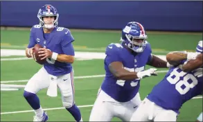  ?? Ron Jenkins / Associated Press ?? Giants quarterbac­k Daniel Jones (8) looks to pass against the Cowboys Sunday in Arlington, Texas.