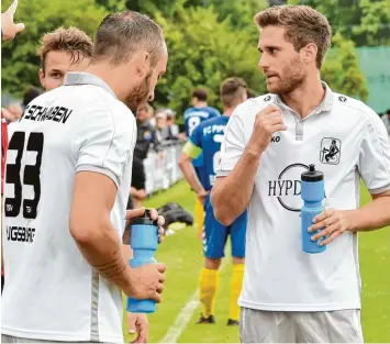  ?? Foto: Siegfried Kerpf ?? Darauf einen Schluck: Das Stürmerduo Michael Geldhauser (links) und Maximilian Löw schoss den TSV Schwaben zum 3:0 Heim sieg gegen den TSV Kornburg.
