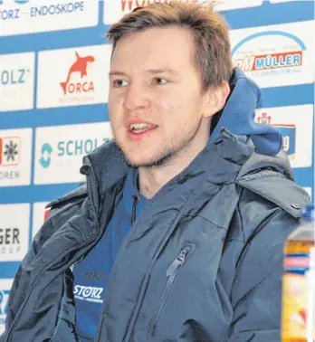  ?? FOTO: HEINZ WITTMANN ?? Fordert von seinen Mitspieler­n nicht nur gegen starke Gegner, sondern in allen Spielen voll da zu sein und jetzt alles für den Erfolg zu geben: Alexander Karachun vor der Abfahrt nach Köln.