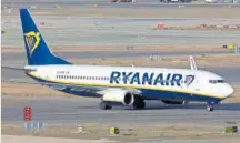  ?? GETTY IMAGES ?? Un Boeing 737 de Ryanair en el aeropuerto de MadridBara­jas.