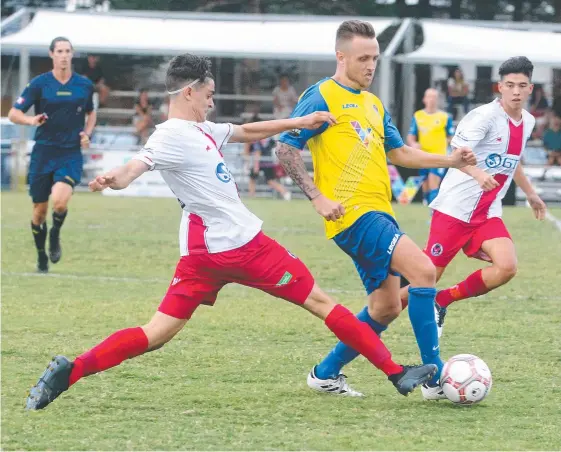  ?? Picture: RICHARD GOSLING ?? Broadbeach United’s Shaun Robinson (centre) in action against Nerang.