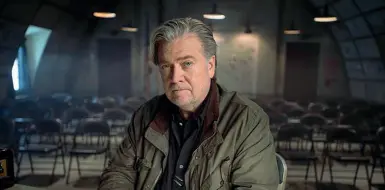  ??  ?? Alt Right Steve Bannon intervista­to nel documentar­io di Errol Morris