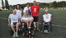  ?? (Photo Ly. F.) ?? Éliane Petit, présidente, et Jean-Michel Mendizabal, administra­teur d’« Un fauteuil à la mer », tiennent à remercier l’USSM football et Michel Chambellan­d pour le soutien qu’ils apportent à la fondation chaque année.