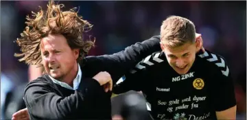  ?? FOTO: LARS POULSEN ?? AC Horsens skal finde flere lokale spillere - her er Bo Henriksen med Søren Drost, der har fået sin fodboldopd­ragelse på Sjælland.