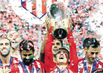  ?? AP ?? Griezmann mit dem Pokal: Europa-League-Sieger Atlético schlägt Champions-League-Sieger Real.