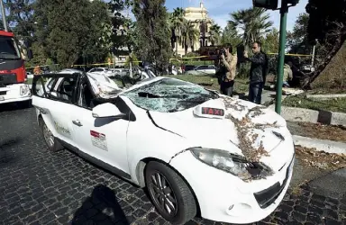  ?? (foto Proto) ?? Schiacciat­o Il taxi, una Renault Megane, travolto ieri mattina dal pino che è crollato a Prati