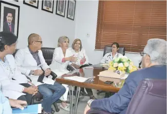  ?? M.M. ?? El ministro de Salud se reunió con el comité de dengue del Robert Reid Cabral.