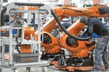  ?? Foto: Ulrich Wagner ?? Roboterfer­tigung in Augsburg: Die Kuka Produkte werden meist orange gestrichen.
