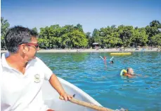  ??  ?? Fetter Wasserspaß: Siegfried Kathan, Betriebsle­iter des Kressbronn­er Strandbade­s, hat keine Probleme mit lästigem Seegras.