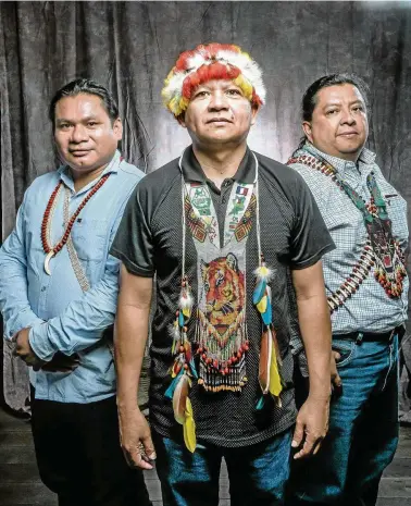  ?? FOTO: RETO KLAR ?? Appell an das Umweltbewu­sstsein der Deutschen: Tuntiak Katán, José Gregorio Diaz Mirabal und Juan Carlos Jintiach (von links) von der Organisati­on COICA. Sie vertritt die Interessen der indigenen Amazonasvö­lker.