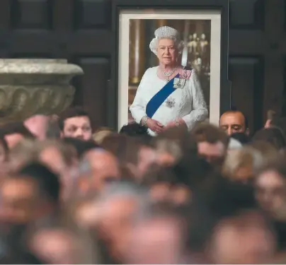  ?? / AFP ?? Los británicos oran por la reina Isabel II en la Catedral de San Pablo