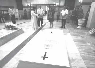  ?? TORREJOS
JOY ?? Vice President Leni Robredo yesterday visited the tomb of the late Cebu Archbishop Emeritus Ricardo J. Cardinal Vidal at the Cebu Metropolit­an Cathedral. With her are Cebu Archbishop Jose Palma, Msgr. Robin Labajo and Gov. Hilario Davide III.