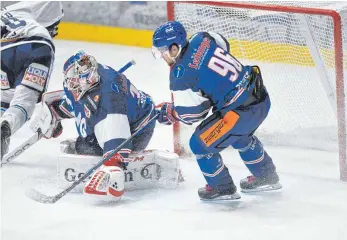  ?? FOTO: FELIX KÄSTLE ?? Aufmerksam vor dem eigenen Tor wollen die Ravensburg Towerstars (Goalie Jonas Langmann und David Zucker) auch gegen Freiburg und Deggendorf sein.