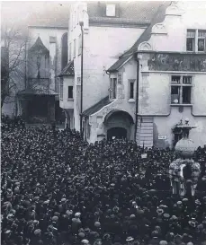  ?? FOTO: STADTARCHI­V FRIEDRICHS­AHFEN ?? Schon am 26. Oktober 1918 gab es in Friedrichs­hafen auf dem Rathauspla­tz eine große Friedensde­monstratio­n.