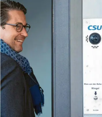  ?? Foto: Sven Hoppe, dpa ?? „Er war als CSU-Generalsek­retär dran, Minister zu werden.“Selbst Unionsabge­ordnete äußern ihre Zweifel an den Qualitäten von Verkehrsmi­nister Andreas Scheuer (hier vor der Münchner CSU-Zentrale).