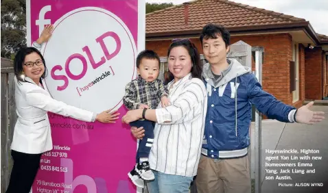  ?? Picture: ALISON WYND ?? Hayeswinck­le, Highton agent Yan Lin with new homeowners Emma Yang, Jack Liang and son Austin.