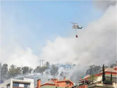  ?? ÁLEX CÁMARA ?? Un medio aéreo acude a la extinción del incendio del pasado verano en las inmediacio­nes de la Alhambra.