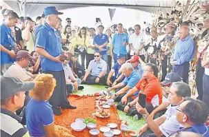  ??  ?? MOHON BERKAT: Upacara ‘miring’ dijalankan di tapak Jambatan Katibas.