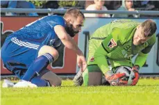  ?? FOTO: ELKE OBSER ?? Gegen den 1. Göppinger SV (Torwart Marcel Schleicher) lief Ravensburg­s Trainer Steffen Wohlfarth mal wieder als Spieler auf.