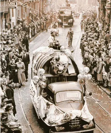  ?? Foto: Paul Engert, Archiv ?? Der Faschingsu­mzug im Jahr 1953 führte durch die Frauentors­traße (das Foto entstand in Blickricht­ung zum Dom). Tausende Be sucher verfolgten den Zug am Straßenran­d.