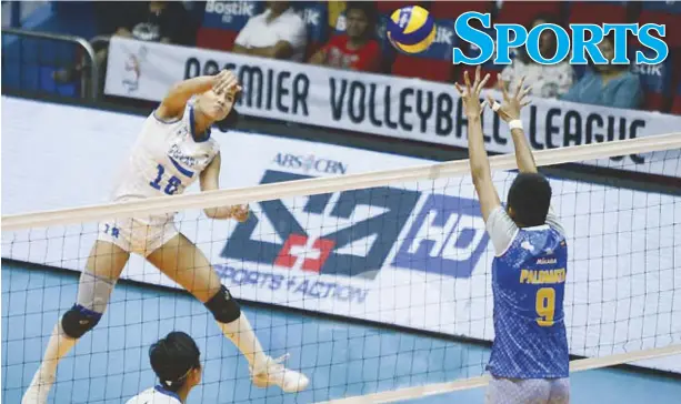  ?? SPIN.PH PHOTO ?? Pocari Sweat Lady Warriors’ Myla Pablo attacks the defense of Aklanon Dell Palomata of Philippine Air Force Jet Spikers in the 2017 Premier V-League Open Conference semifinals at the San Juan Arena.