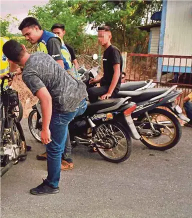  ?? Omar Bakhtiar ?? Motosikal yang diubah suai remaja berkenaan disita untuk siasatan lanjut”